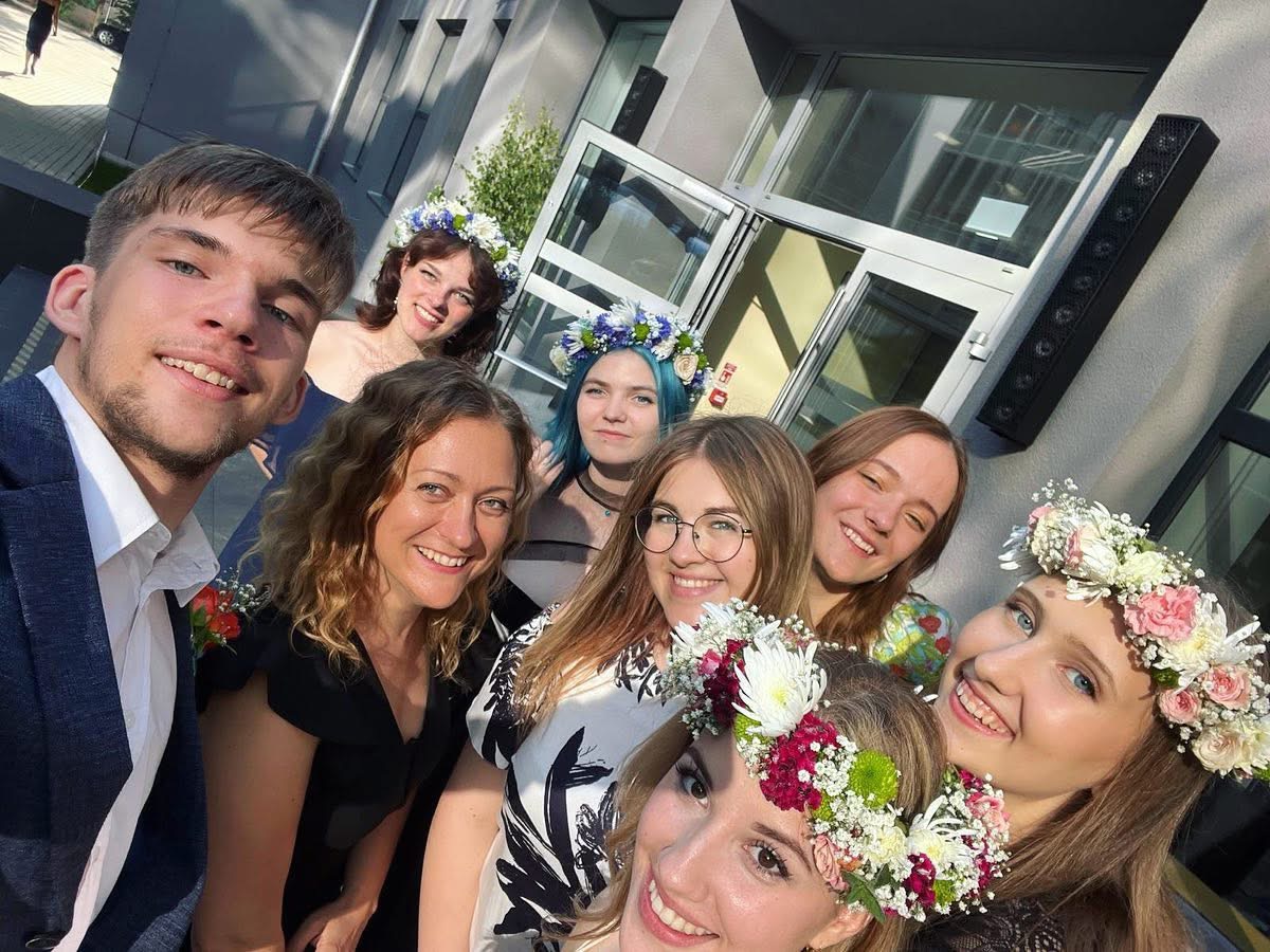 foto ar absolventiem.JPG