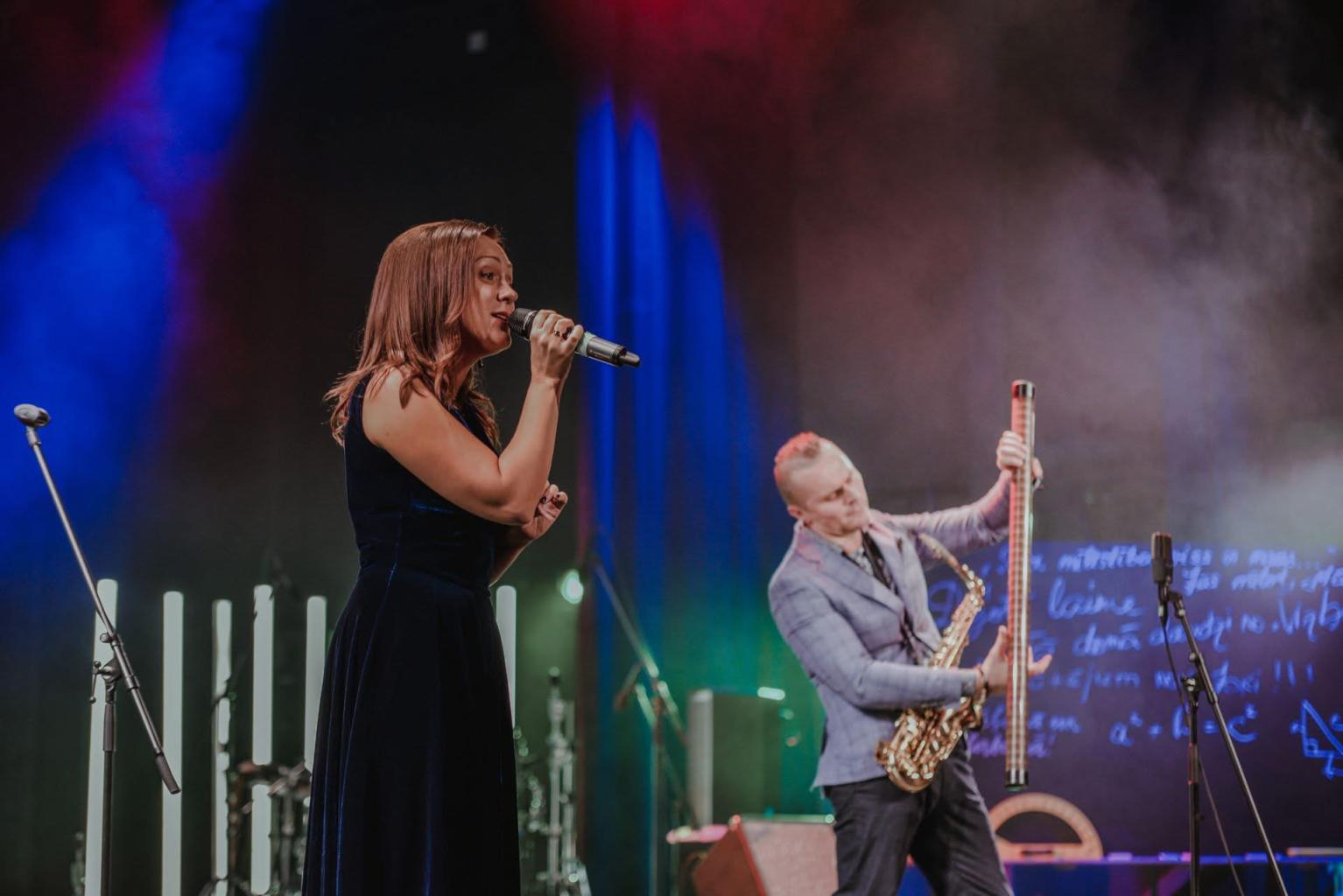 foto uz skatuves.JPG