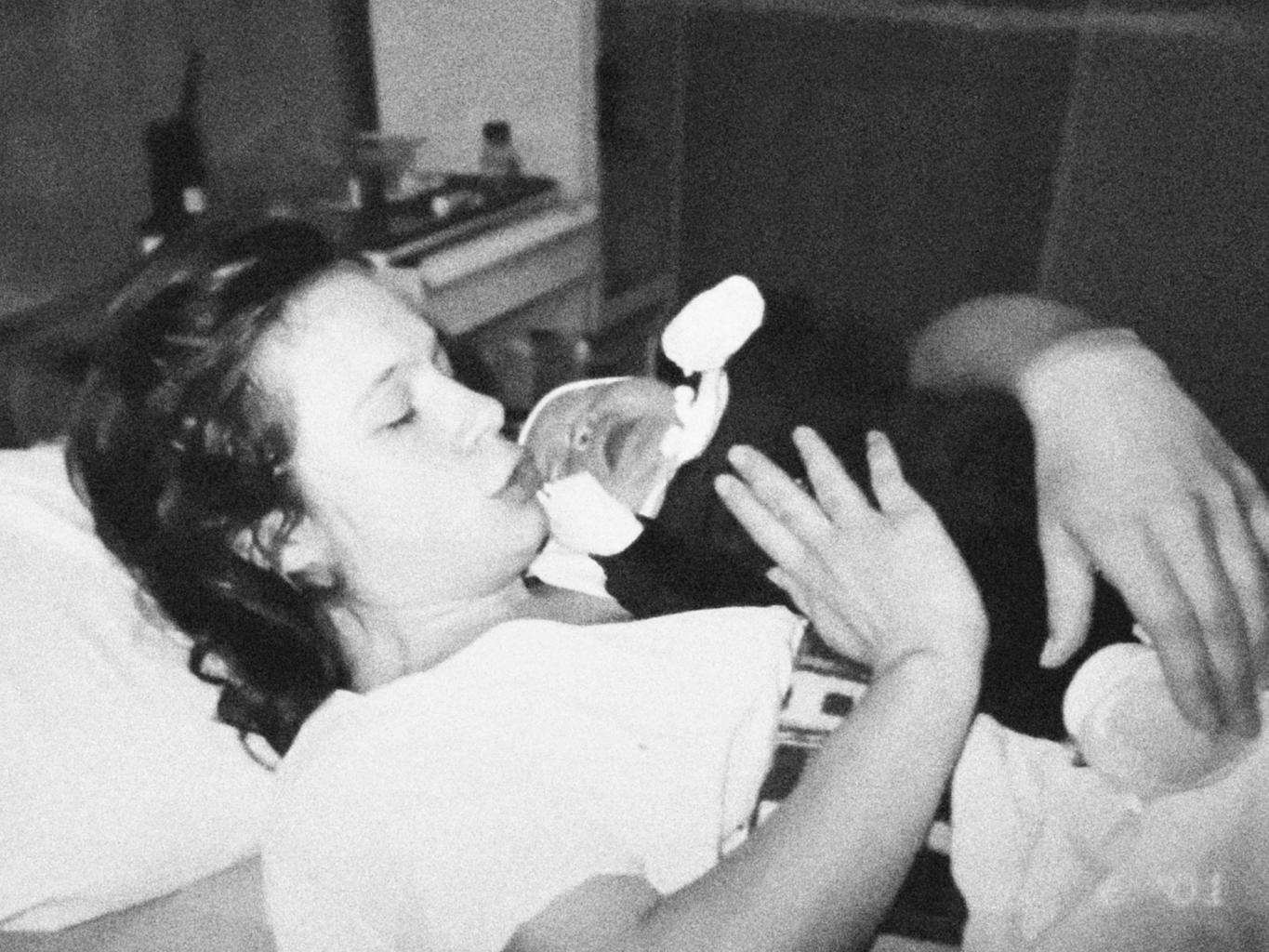 Mamma guļ ar mazulīti uz krūtīm