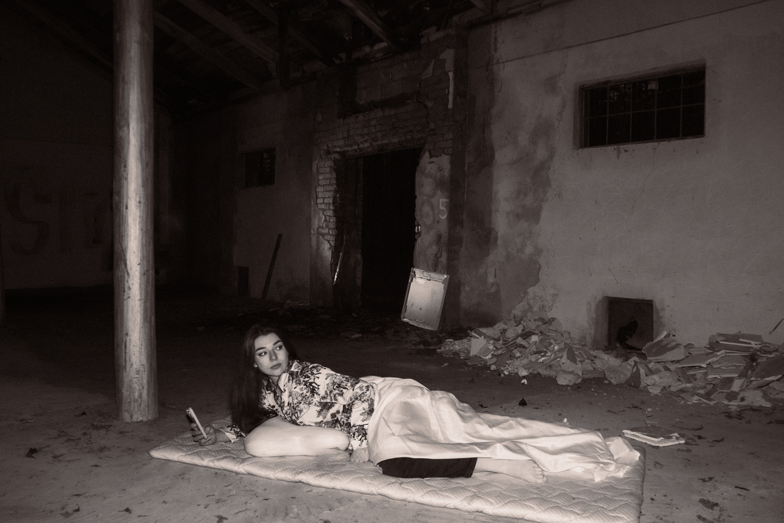 16Normālības ilūzija B&W gulta_lbb3 copy.png